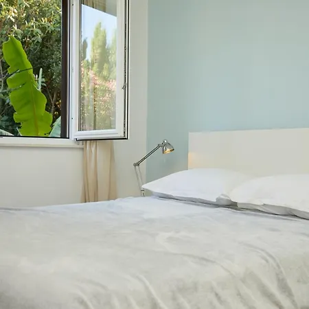Mljet 4 - Seafront Apartment