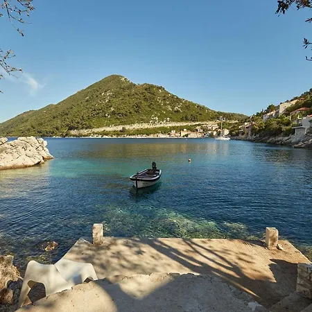 Mljet 4 - Seafront Apartment *
