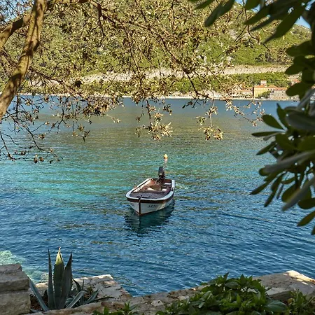 Mljet 4 - Seafront Apartment *